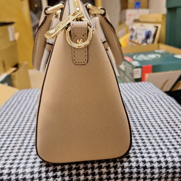 Michael Kors Ciara Medium Messenger - Picture 3 of 6